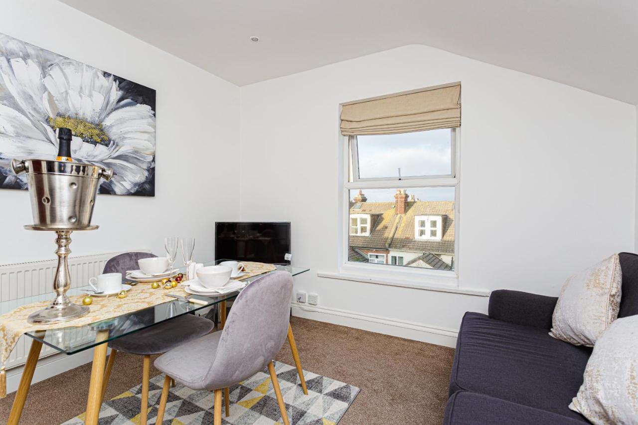 פורטסמות' Luxury Granada Apartments - 1 & 2 Bed Flats W Free Parking Perfect For Contractors, Students Near The Beach מראה חיצוני תמונה